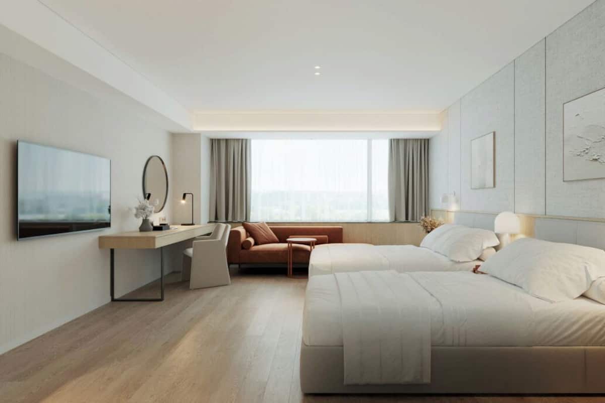 Hypo-allergenic bedding, in-room safe, desk, soundproofing
