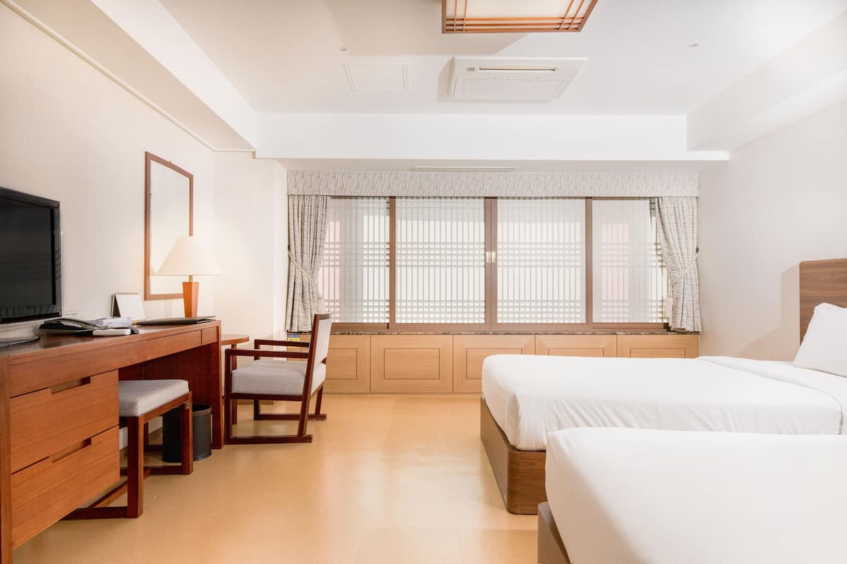 Hypo-allergenic bedding, in-room safe, desk, soundproofing