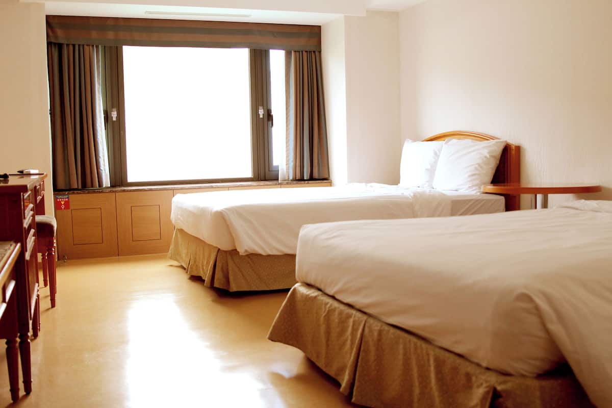 Hypo-allergenic bedding, in-room safe, desk, soundproofing