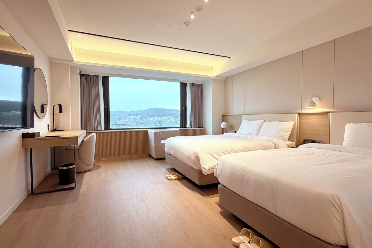 Hypo-allergenic bedding, in-room safe, desk, soundproofing