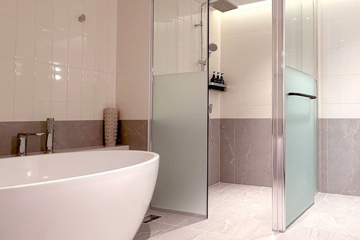 Douche, séchoir à cheveux, serviettes fournies
