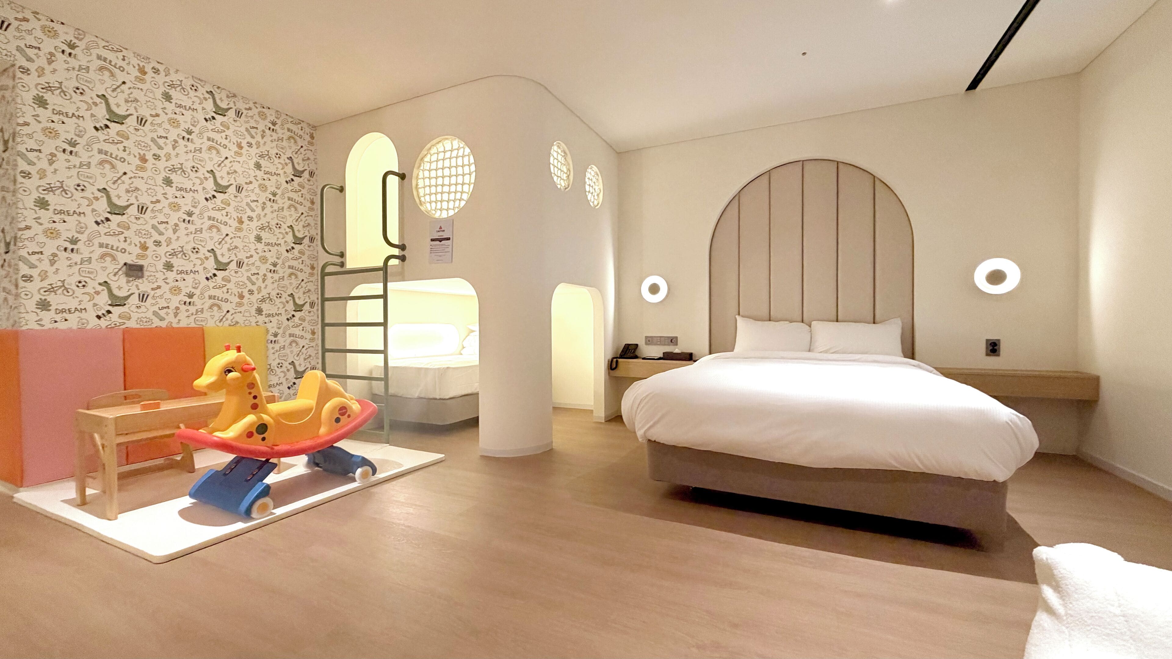 Kids Bed MT | Allergikerbettwaren, Zimmersafe, Schreibtisch, schallisolierte Zimmer