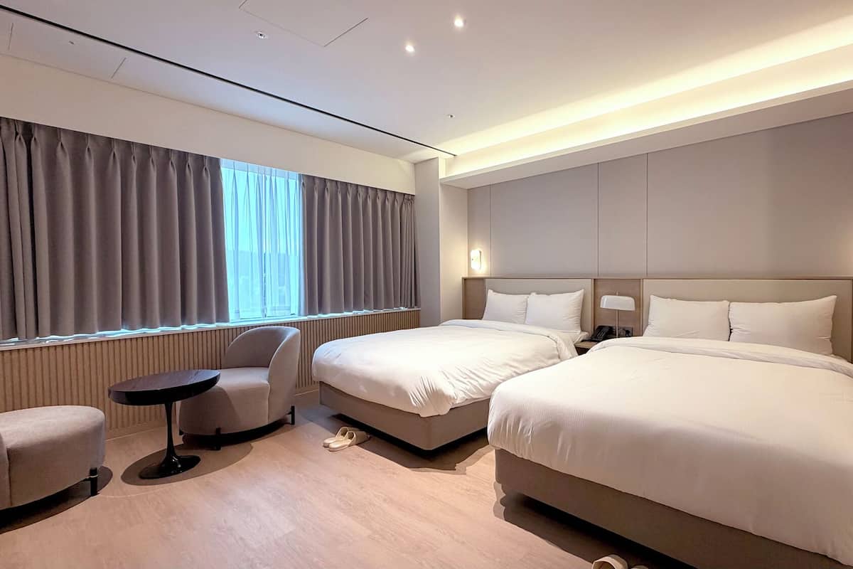 Premier Suite MT | Peralatan tempat tidur hipoalergenik, peti besi dalam bilik, meja 