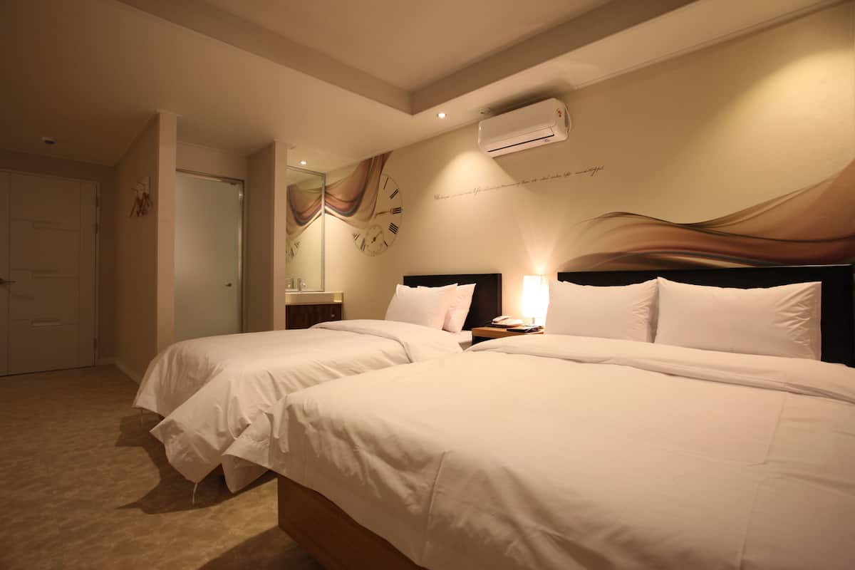 Deluxe Twin Room | Premium bedding, in-room safe, free WiFi