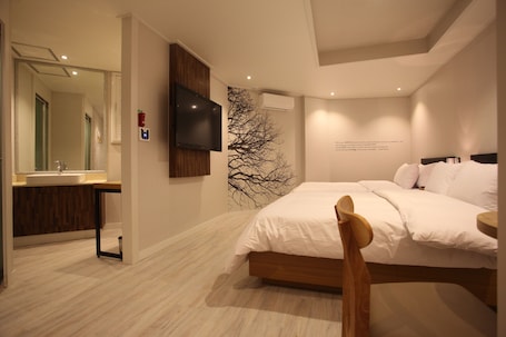 Ropa de cama de alta calidad y caja de seguridad en la habitación