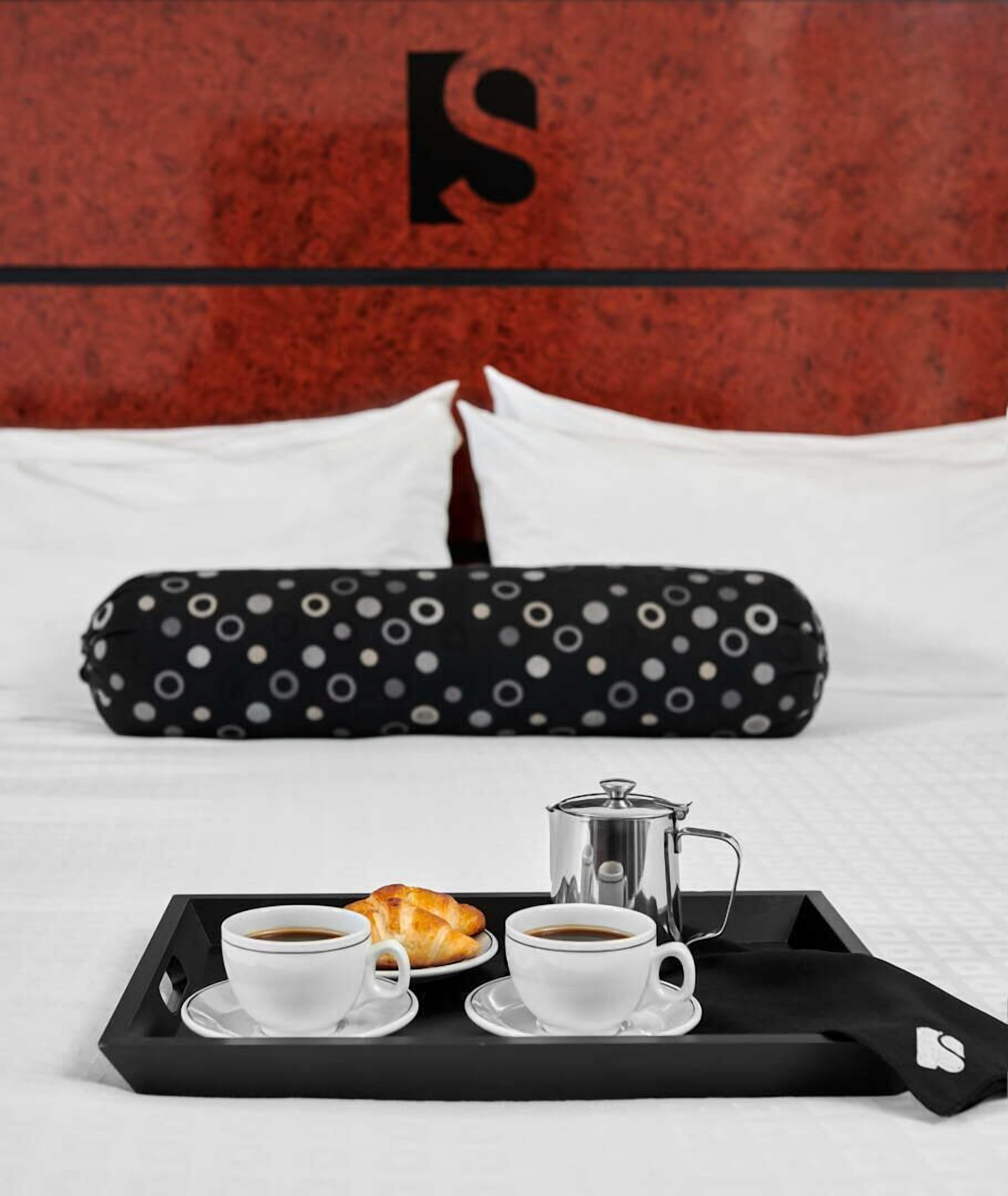 room, 1 king bed, river view | premium bedding, minibar, desk, laptop workspace