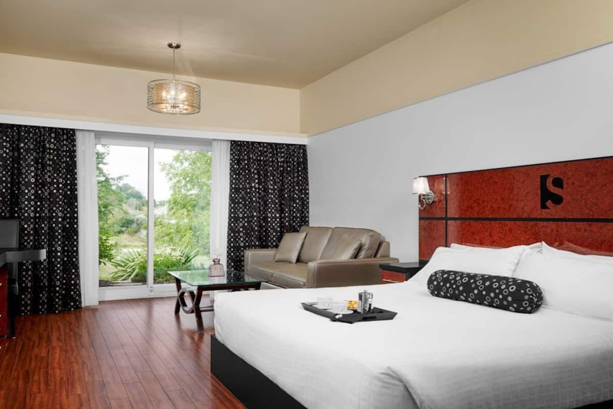 Room, 1 King Bed, River View | Premium bedding, minibar, desk, laptop workspace