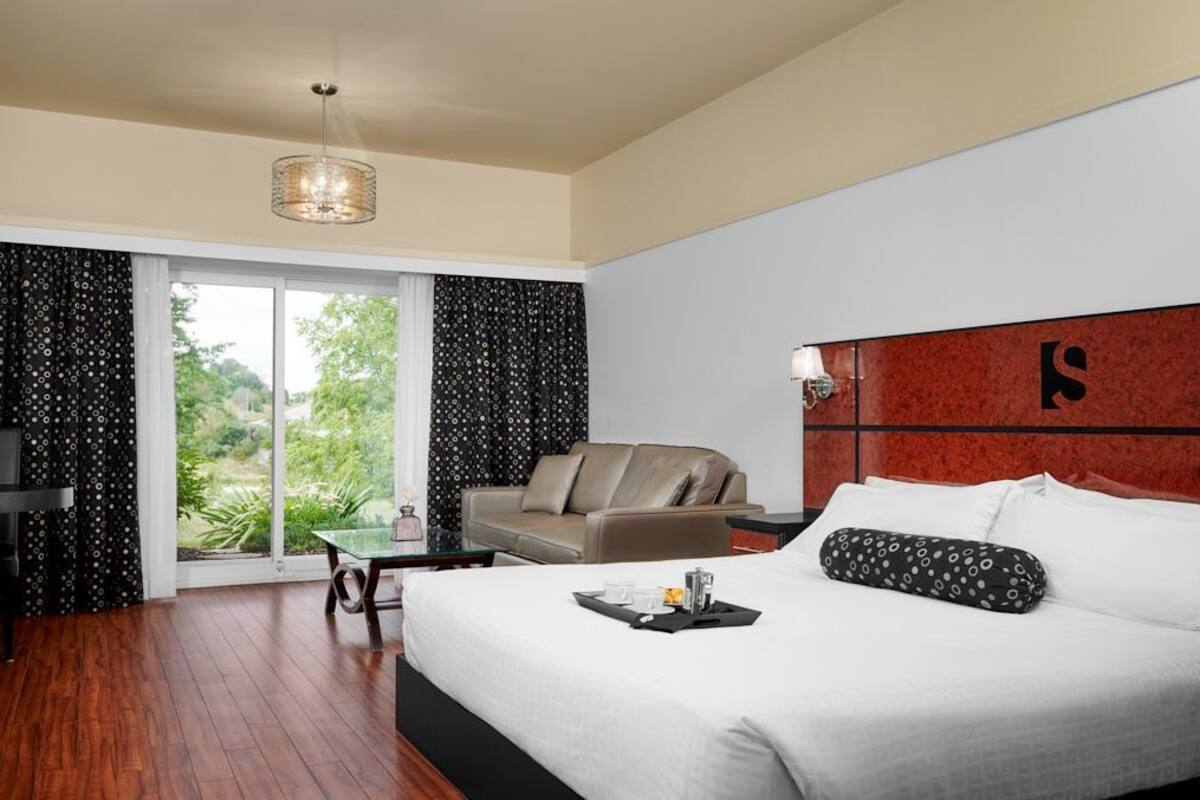 room, 1 king bed, river view | premium bedding, minibar, desk, laptop workspace