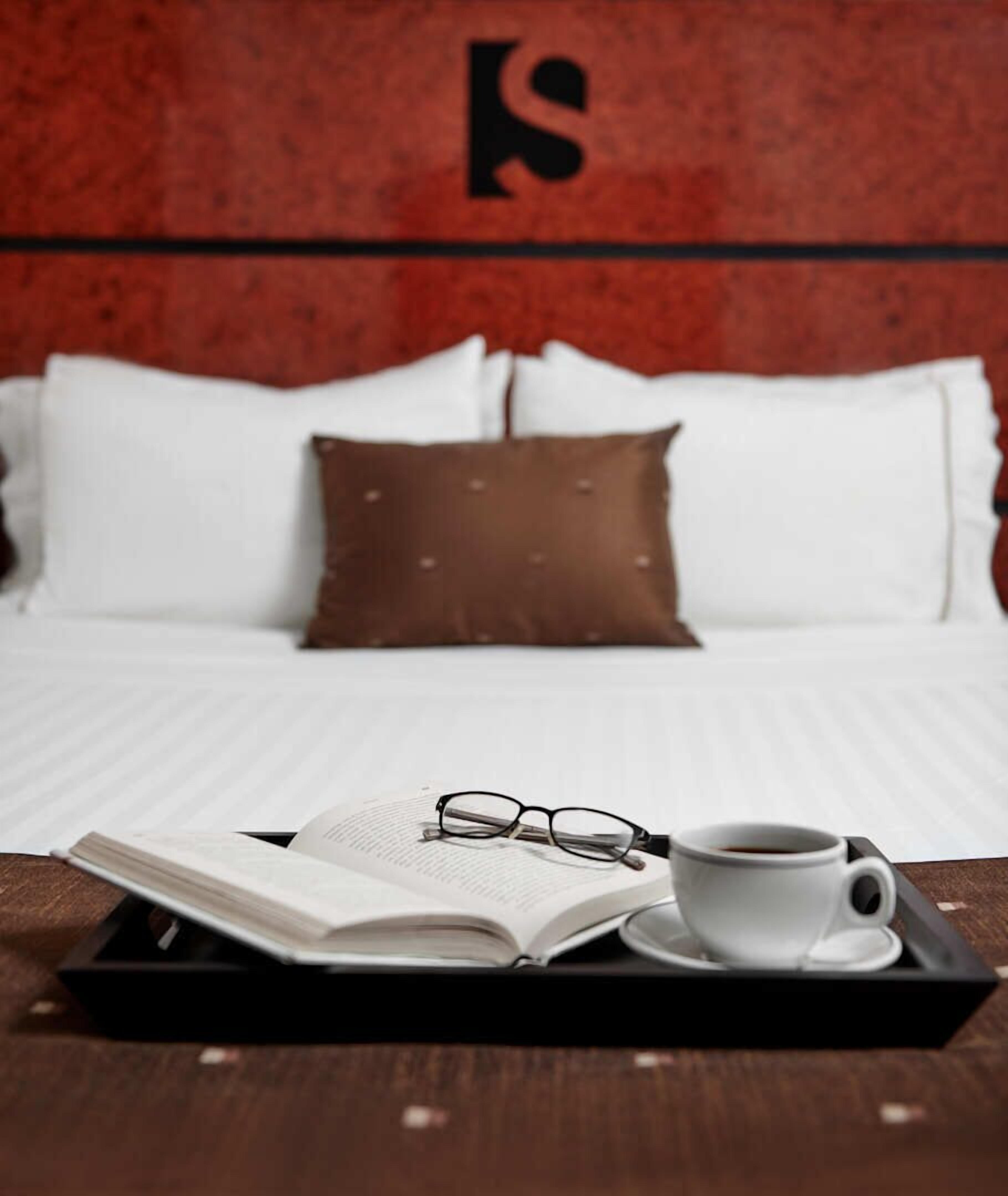 room, 1 queen bed | premium bedding, minibar, desk, laptop workspace