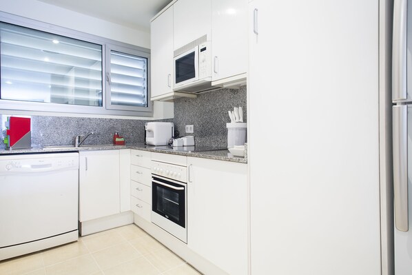 Fridge, microwave, stovetop, dishwasher