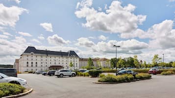 Parking sans voiturier (15 EUR par nuit)