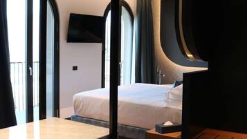 Suite, 1 kingsize bed, terras, uitzicht op meer | Italiaanse Frette-lakens, luxe beddengoed, donsdekens, pillowtop-bedden