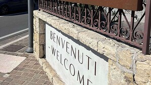 A sign with "ALCAMINETTO" and "BENVENUTI WELCOME" indicating a welcoming entrance to a property. - Hotel Al Caminetto – Adults Only, WorldHotels Crafted (Torri del Benaco)