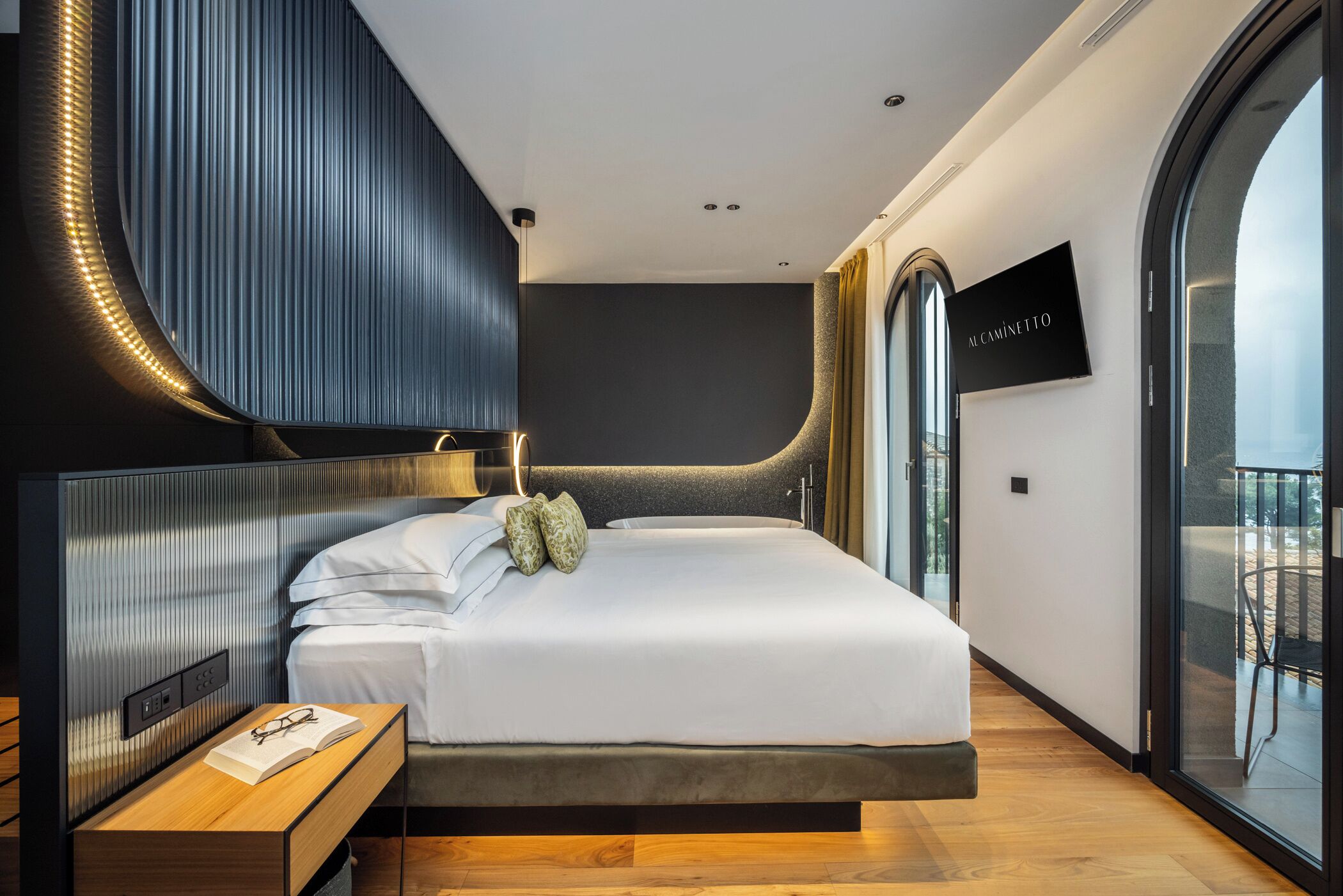 Suite, 1 cama de matrimonio grande, terraza, vistas al lago | Sábanas italianas Frette y ropa de cama de alta calidad