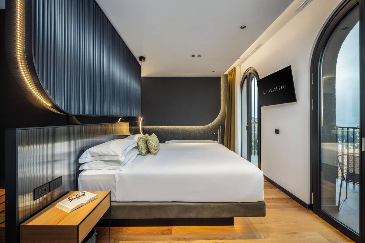 Suite, 1 King Bed, Terrace, Lake View