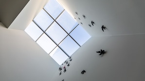 A high ceiling with a skylight, allowing natural light to illuminate the space. - Boutique e Villas Boliqueime (Loulé)