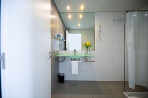 Articles de toilette gratuits, sèche-cheveux, serviettes fournies