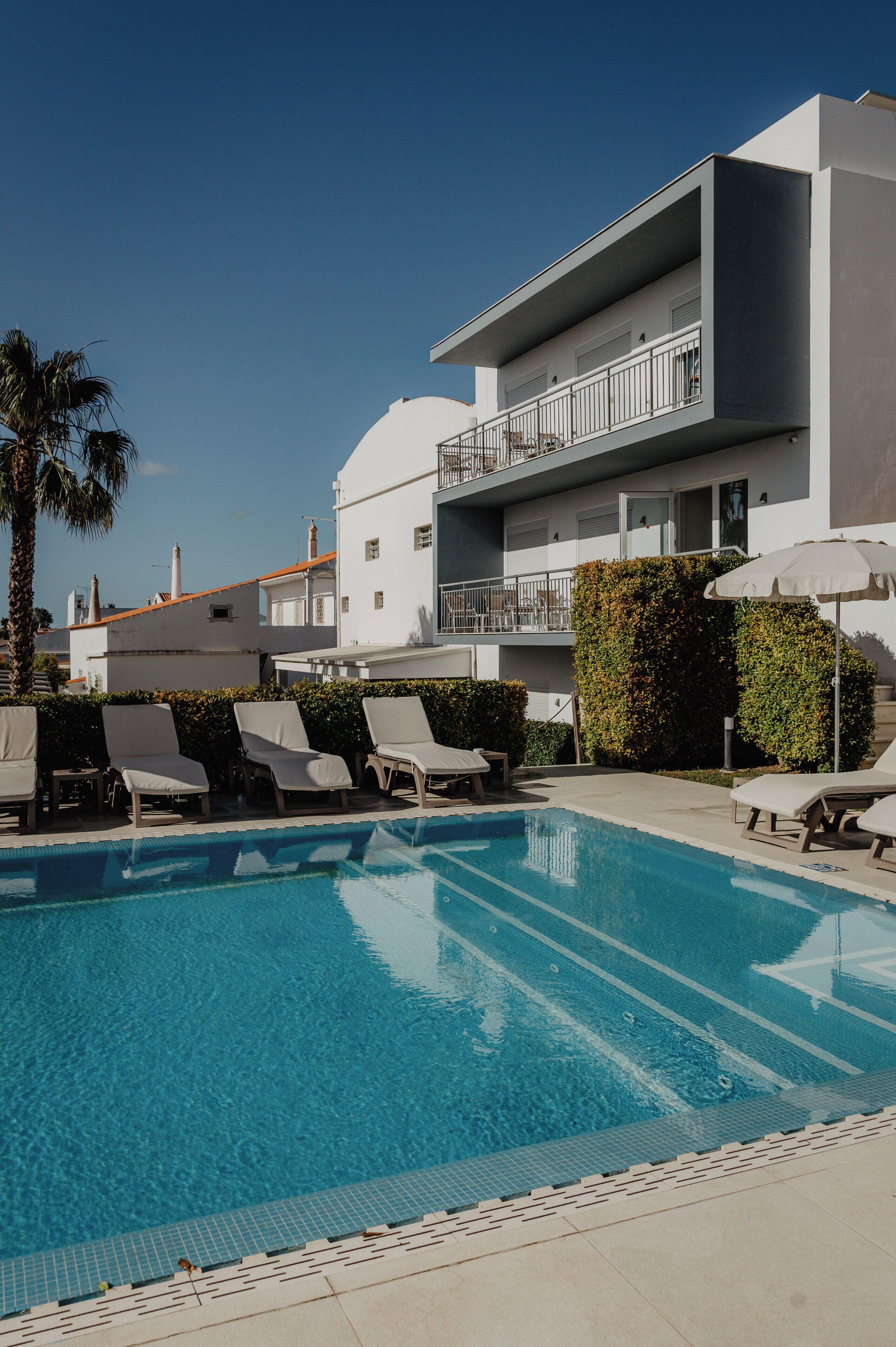 Piscina externa, espreguiçadeiras