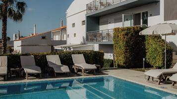 Piscina externa, espreguiçadeiras