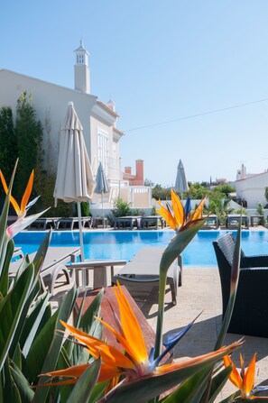 Outdoor pool, pool loungers - Boutique e Villas Boliqueime (Loulé)
