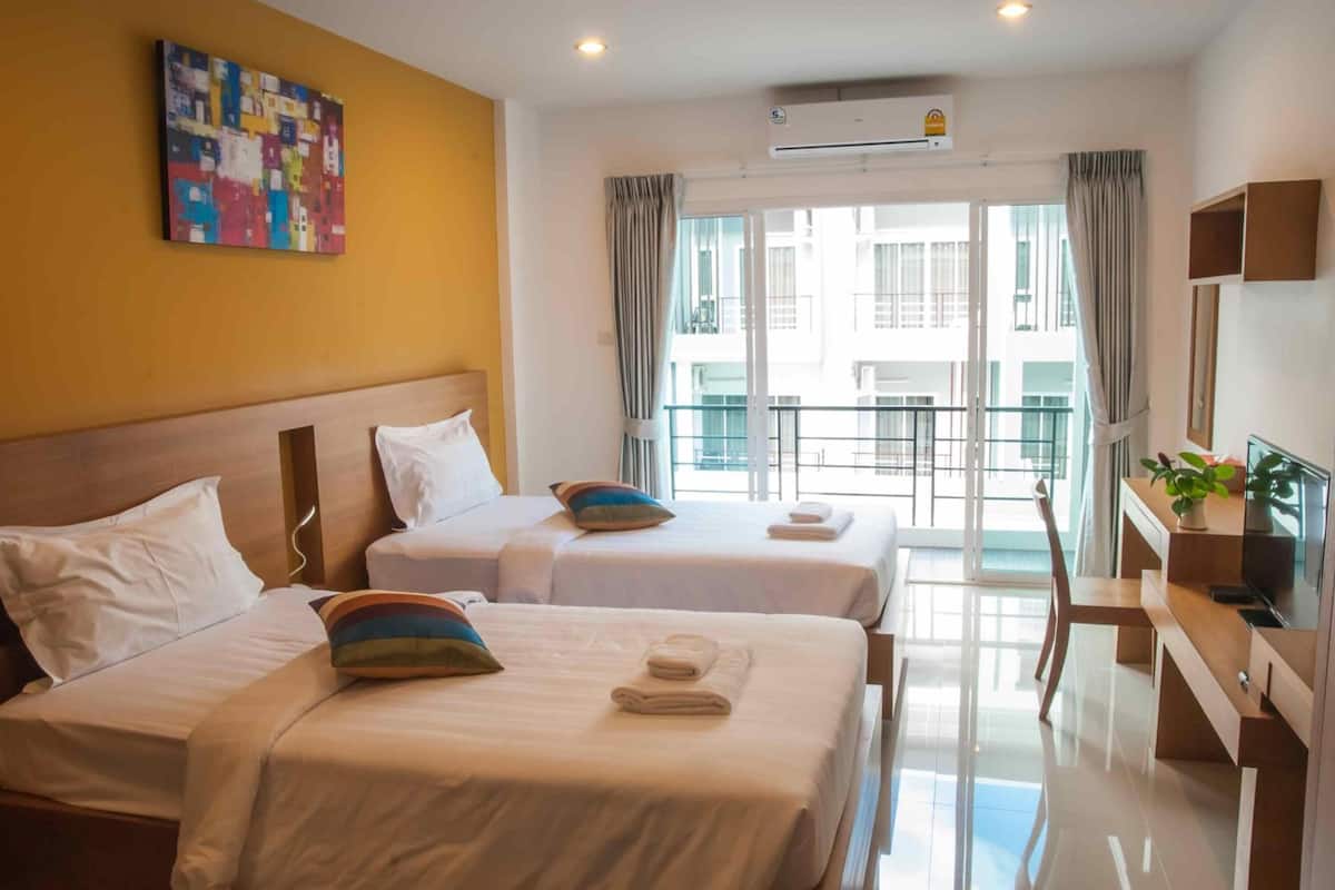 desk, rollaway beds, free wifi