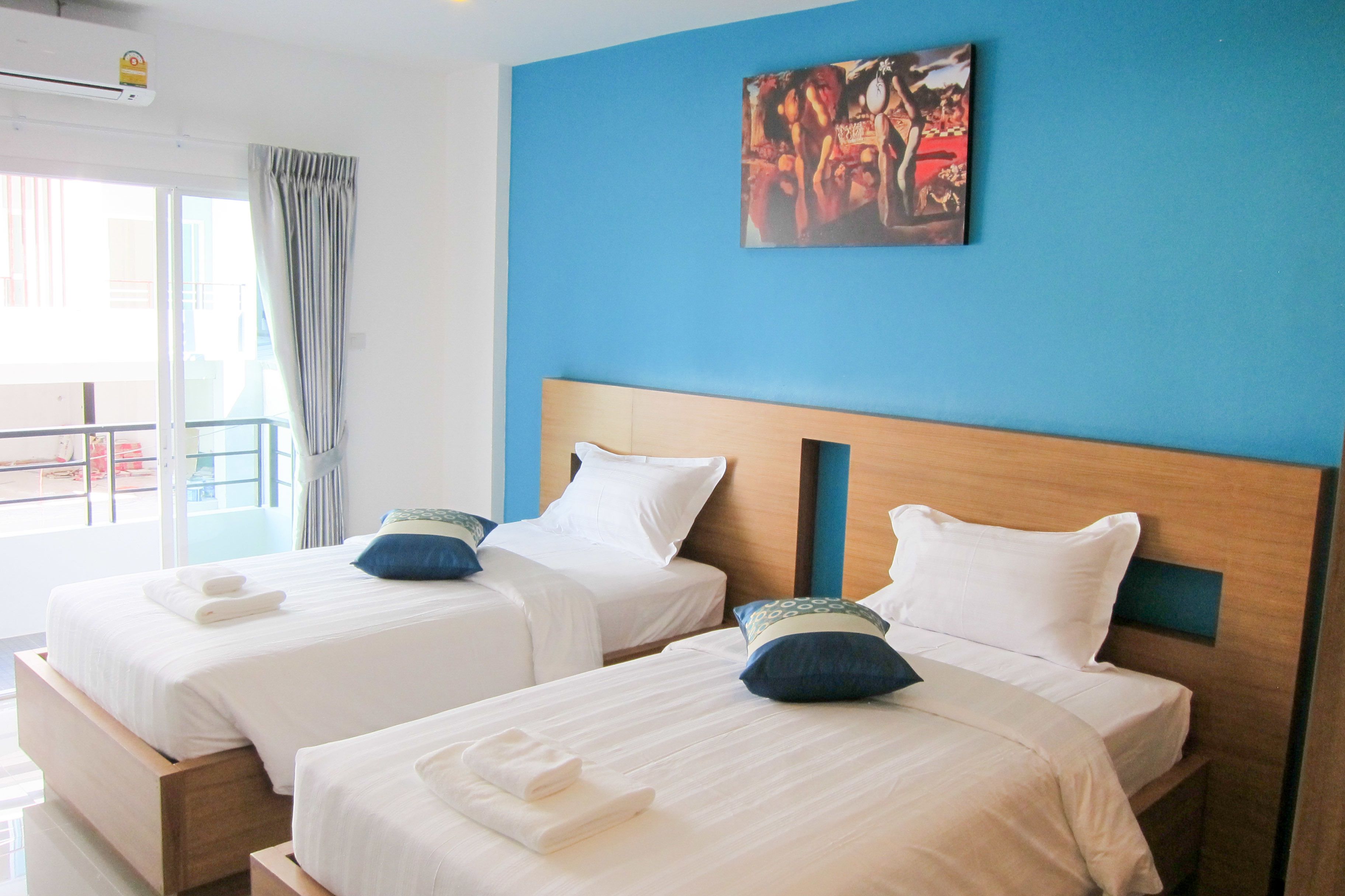 superior twin room | living area | 32-inch lcd tv with cable channels, tv