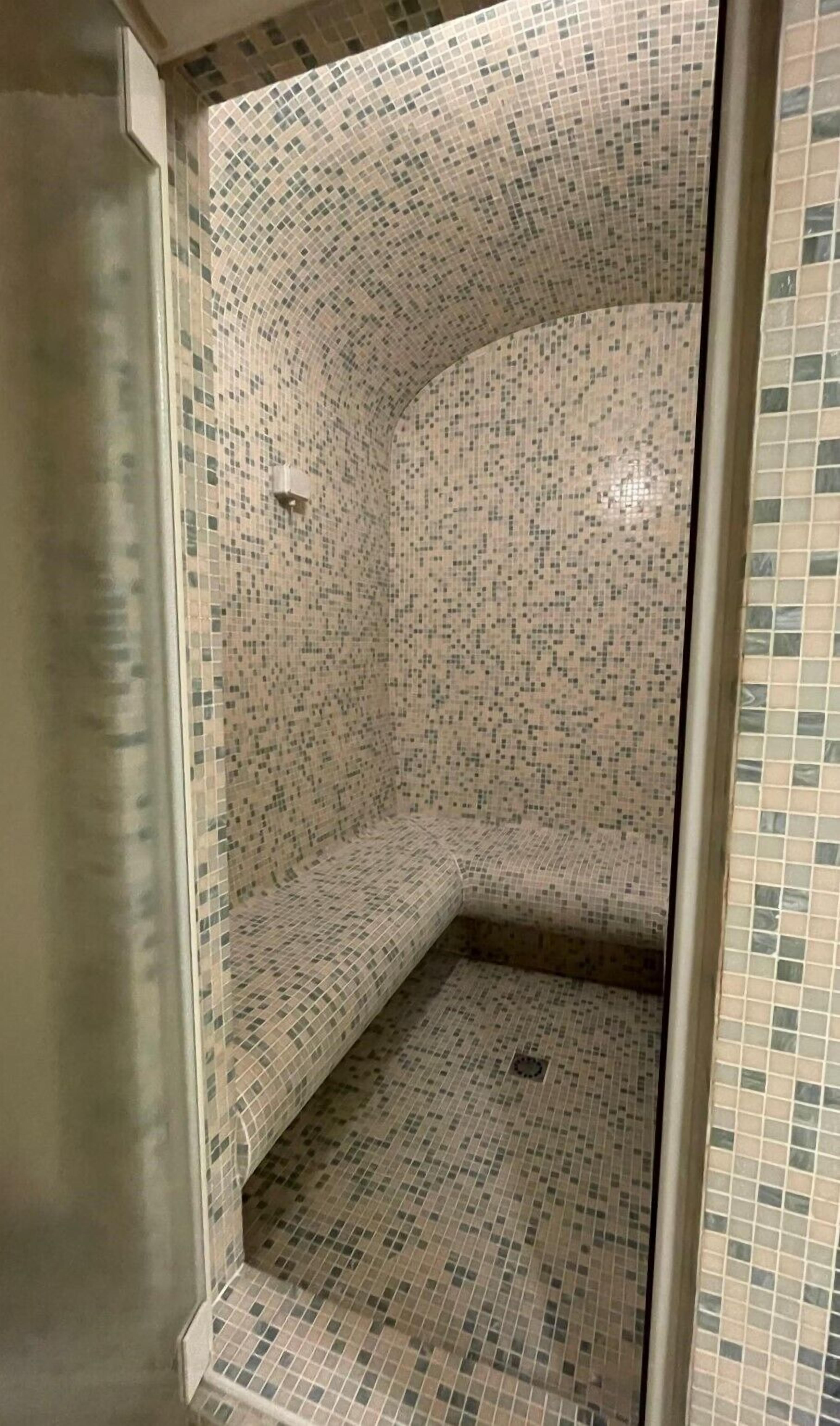 En bruser med et mosaikflisemønster.