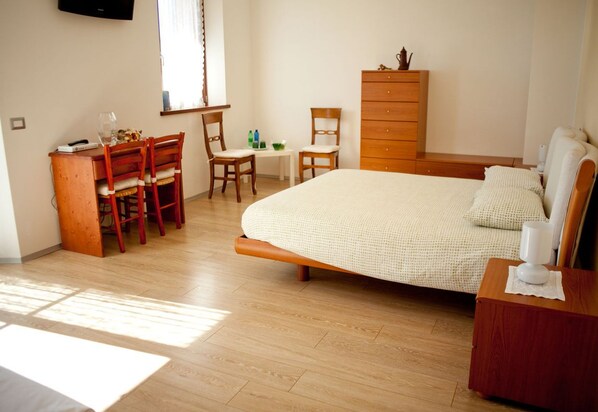 Deluxe-Zimmer, 1 Schlafzimmer | Zimmersafe, Schreibtisch, Babybetten, kostenloses WLAN