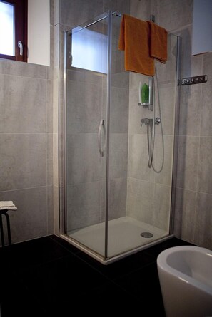 Douche, séchoir à cheveux, bidet