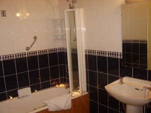 Shower, hair dryer, towels - The Gardens guest accommodation (Killarney)