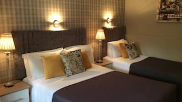 Caja de seguridad en la habitación y tabla de planchar con plancha