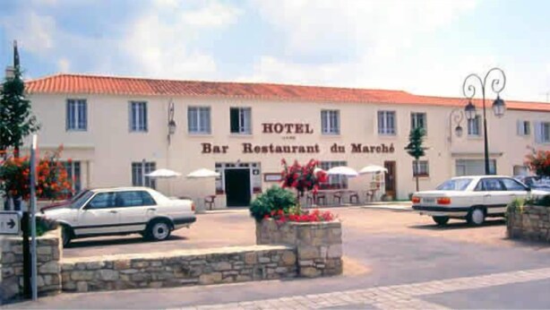 A hotel with a bar and restaurant named "Bar Restaurant du Maroho" with a red-tiled roof, a stone facade, and outdoor seating with umbrellas. - Hôtel du Marché (Beauvoir-sur-Mer)