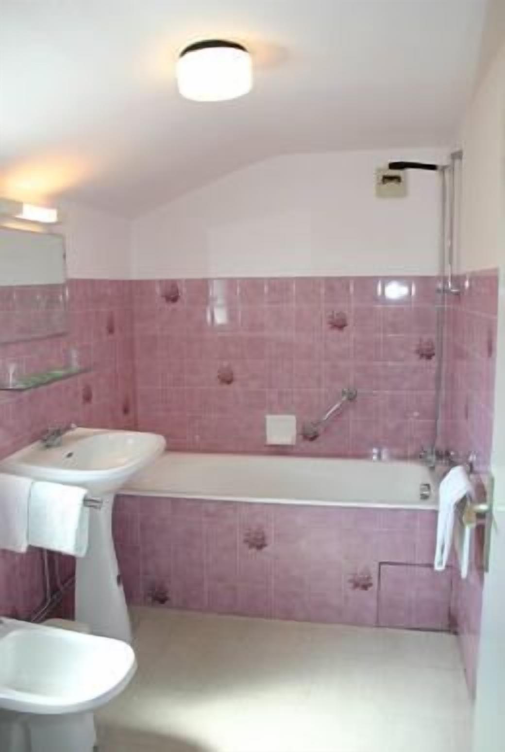 Articles de toilette gratuits, sèche-cheveux, bidet, serviettes fournies