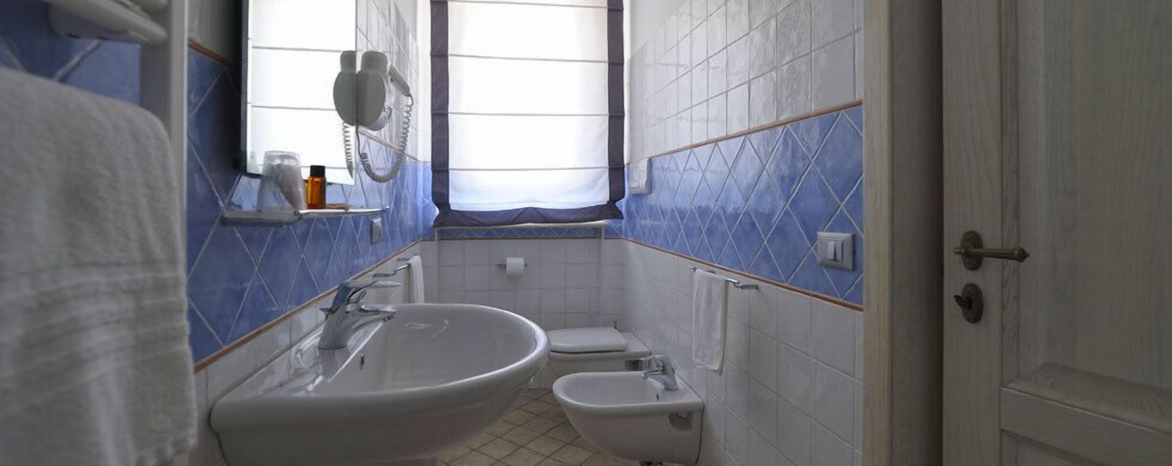 double or twin room | bathroom | shower, free toiletries, hair dryer, bidet