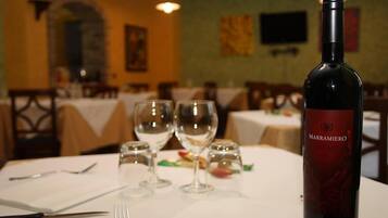 Breakfast, lunch, dinner served; local cuisine