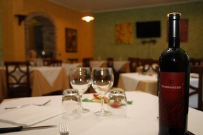 Déjeuner, dßner et souper servis sur place; cuisine locale