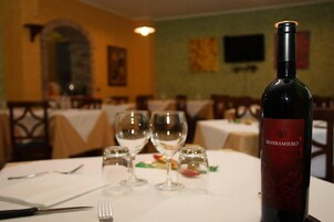 Aperto a colazione, pranzo e cena, cucina locale 