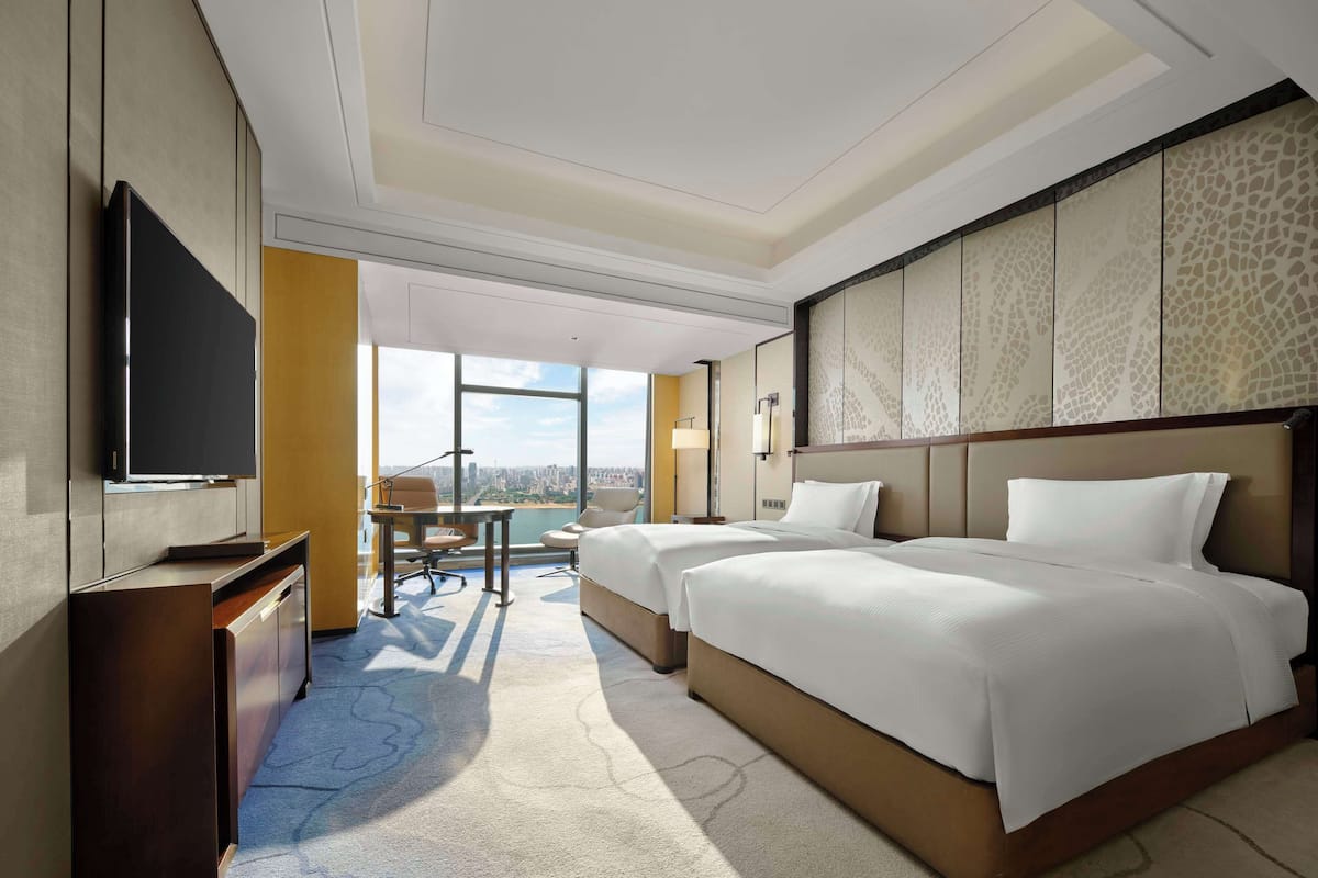 1 bedroom, premium bedding, minibar, in-room safe