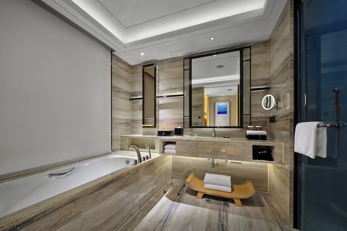 Bathtub dan shower terpisah dan pancuran hujan