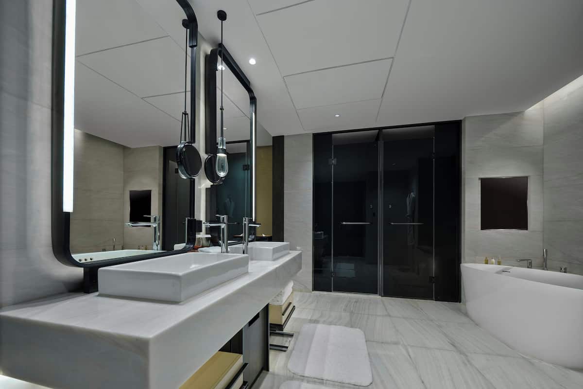 Suite Presidensial, 1 Tempat Tidur King | Kamar mandi | Bathtub dan shower terpisah dan pancuran hujan