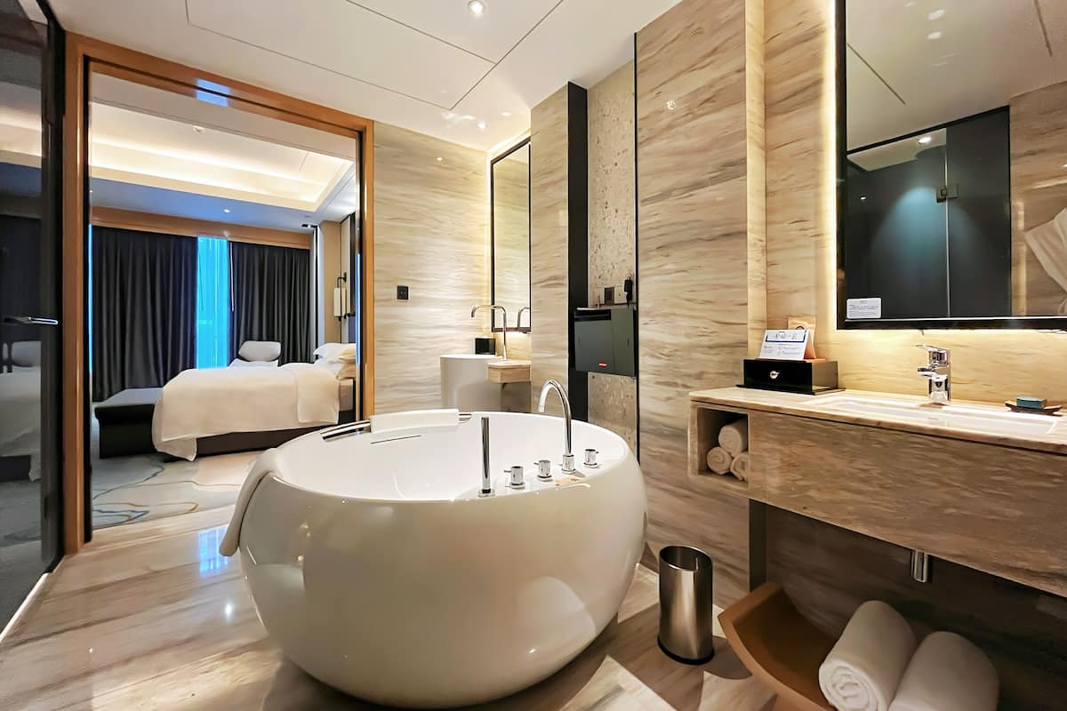 Suite Deluks, 1 Tempat Tidur King | Kamar mandi | Bathtub dan shower terpisah dan pancuran hujan