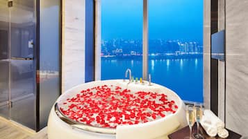 King Executive Suite River View | Bathroom | Separate tub and shower, rainfall showerhead, designer toiletries