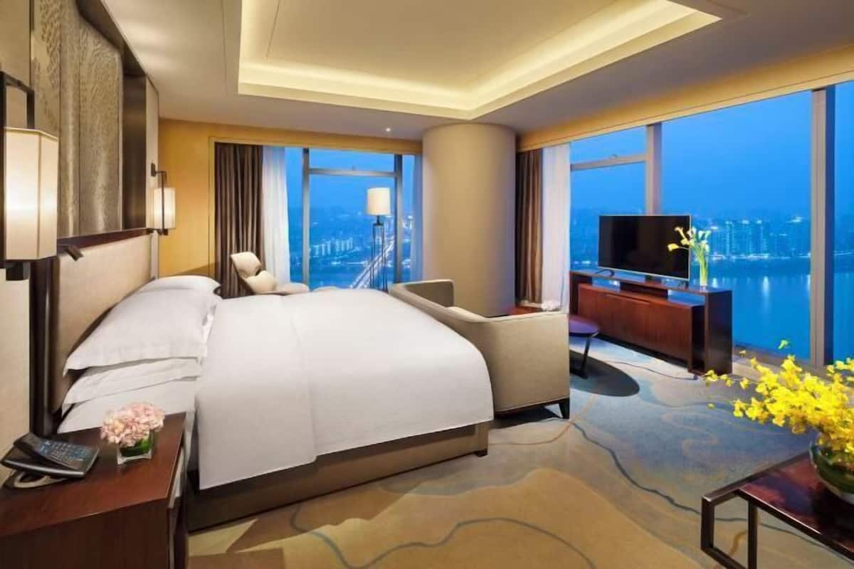 1 kamar tidur, seprai premium, minibar, dan brankas