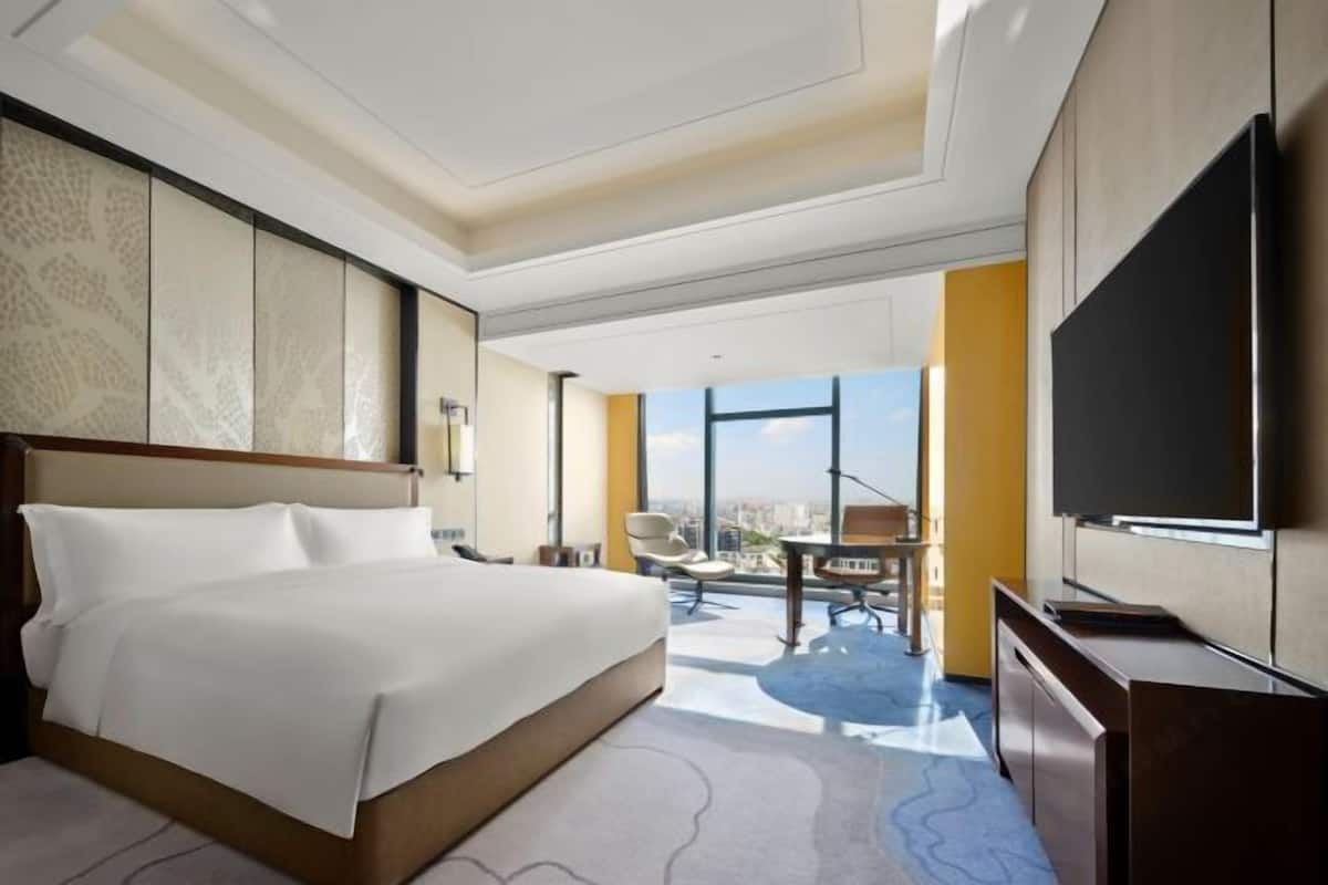 Premium bedding, minibar, in-room safe, desk