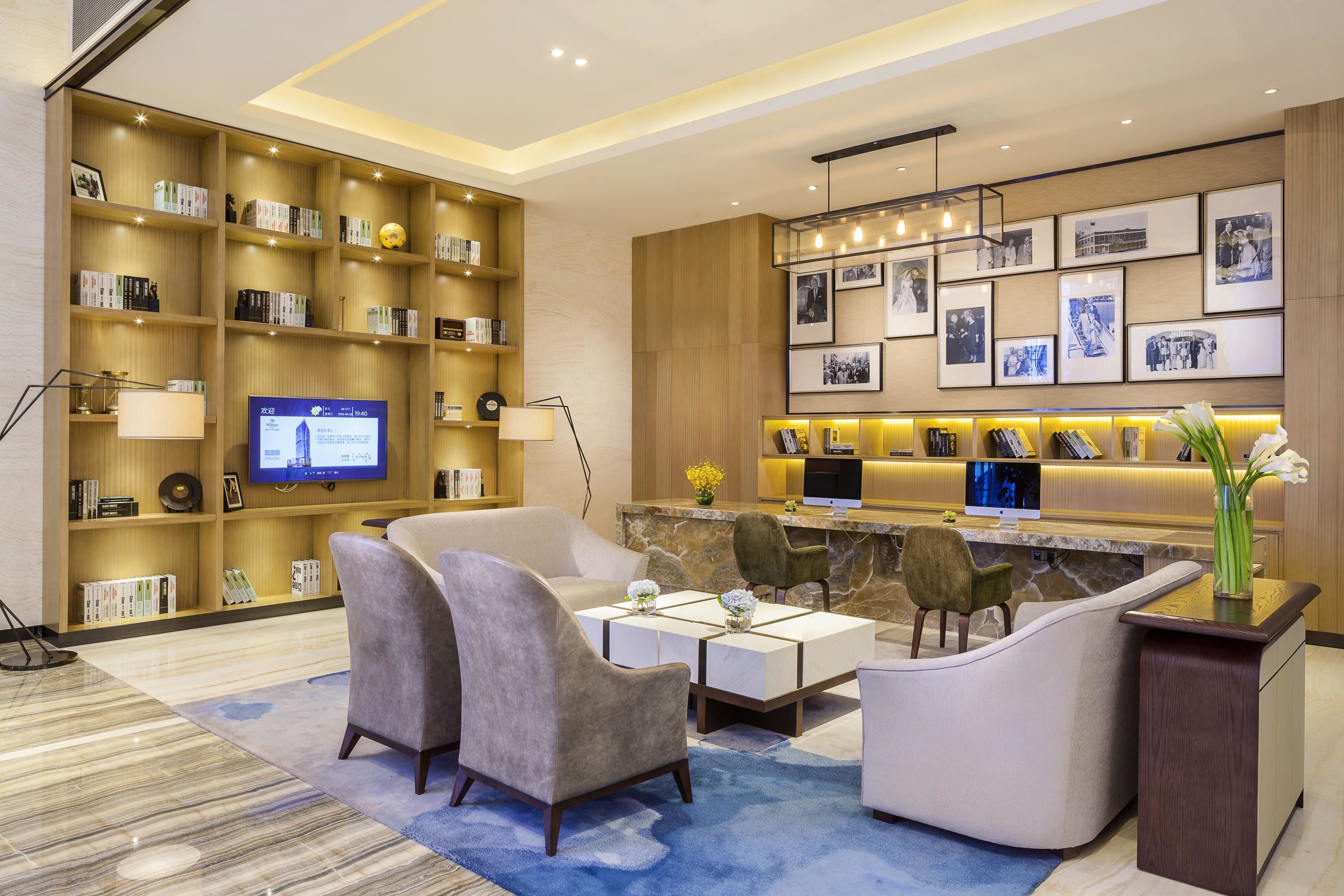 2 bars/lounges, lobby lounge, pub