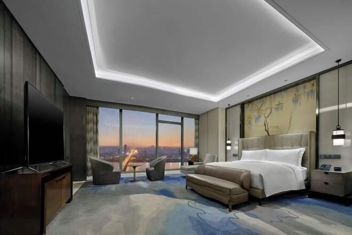 1 bedroom, premium bedding, minibar, in-room safe