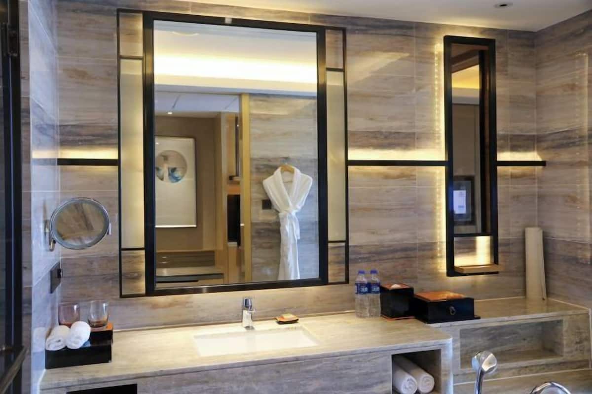 Bathtub dan shower terpisah dan pancuran hujan