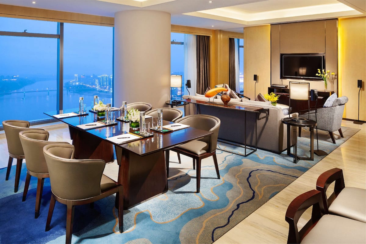 Suite Eksekutif, 1 Tempat Tidur King, Akses Club Lounge | 1 kamar tidur, seprai premium, minibar, dan brankas