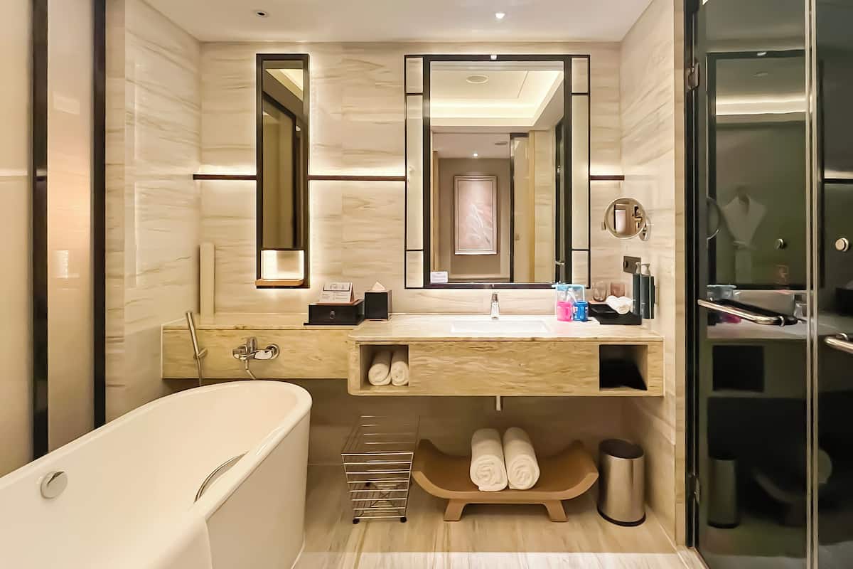 Bathtub dan shower terpisah dan pancuran hujan