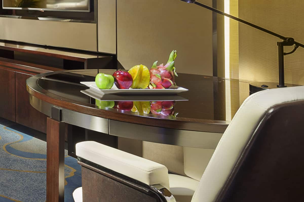 Kamar, 1 Tempat Tidur King, pemandangan sungai | 1 kamar tidur, seprai premium, minibar, dan brankas